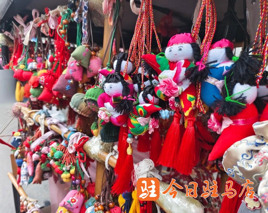 ”！驻马店街头的传统民俗“热”起来开元棋牌网站端午未至 香包先“火(图3)