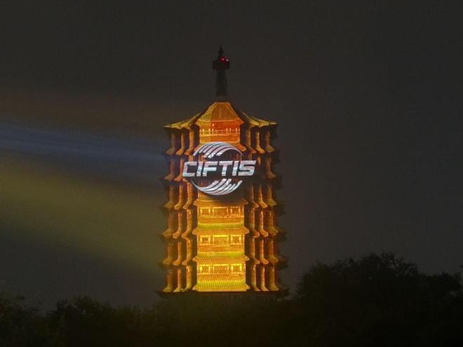 ”文创亮相服贸会丰台展区开元棋牌大熊猫花花“粑粑(图3)